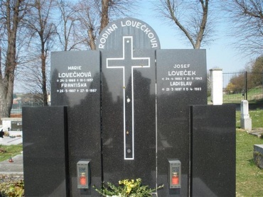 Náhrobek rodiny Lovečkovy na hřbitově v Krčmani. Zdroj: http://skopal-jaroslav.blog.cz/1504/k-vyroci-konce-druhe-svetove-valky-a-noveho-zacatku.