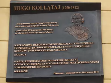 Pamětní deska Huga Kołłątaje na průčelí budovy Správního archivu Armády České republiky v Olomouci, zhotovená podle návrhu Marka Mielczarka a odhalená 20. října 2015. Foto Jiří Fiala.