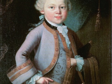 Wolfgang Amadeus Mozart, patrně malba Pietra Antonia Lorenzoniho (1721–1752) z počátku roku 1763. Mozartův gala oblek byl darem panovnice Marie Terezie. Internationale Stiftung Mozarteum, Salzburg.