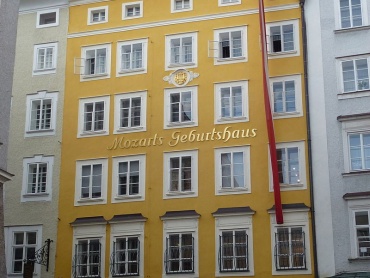 Rodný dům Wolfganga Amadea Mozarta v Salcburku, Getreidegasse 9. Foto Snotty, Wikipedia.