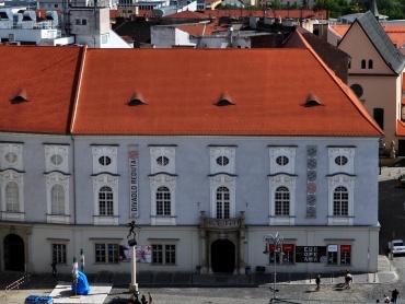 Divadlo Reduta v Brně na Zelném trhu, pohled z věže Staré radnice, srpen 2011. Foto Millenium187, Wikipedie. 