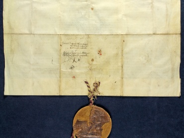 Státní okresní archiv v Olomouci, Archiv města Olomouce, fond M-1-1, Listiny, inv. č. 14, pergamen, 52,5 × 30,5 cm, plika o šířce 4 cm, poškozená majestátní mincovní pečeť je přivěšena na červeno-žluté hedvábné šňůře.