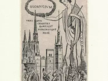 OLOMVCIVM. URBS QVA CHARITES HABITANT PIERIDESQVE DEAE (OLOMOUC. MĚSTO, JEŽ OBÝVAJÍ BOHYNĚ CHARITKY A PIERIDKY). Charitky byly v řecké mytologii tři bohyně půvabu a krásy (v římské mytologii se nazývaly Grácie), jako Pieridky se ve starší řecké mytologii označovaly múzy (bohyně umění a věd) podle svého původu z Pierie, horského pásma severně od Olympu. Rytina Cyrila Boudy, vložená jako frontispis do sborníku Humanisté o Olomouci, Praha 1977.
