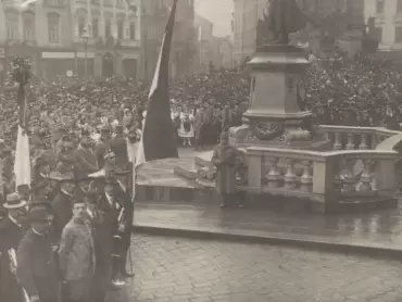 Akt přísahy lidu Okresnímu národnímu výboru během táboru lidu 3. listopadu 1918. Archiv města Olomouce, fond M 8-34 Sbírka obrazového a fotografického materiálu Olomouc, inv. č. 2130.