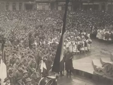 Akt přísahy lidu Okresnímu národnímu výboru během táboru lidu 3. listopadu 1918. Archiv města Olomouce, fond M 8-34 Sbírka obrazového a fotografického materiálu Olomouc, inv. č. 2131.