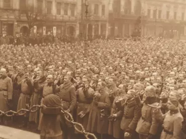 Akt přísahy lidu Okresnímu národnímu výboru během táboru lidu 3. listopadu 1918. Archiv města Olomouce, fond M 8-34 Sbírka obrazového a fotografického materiálu Olomouc, inv. č. 2039.