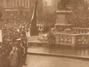 Akt přísahy lidu Okresnímu národnímu výboru během táboru lidu 3. listopadu 1918. Archiv města Olomouce, fond M 8-34 Sbírka obrazového a fotografického materiálu Olomouc, inv. č. 2042.