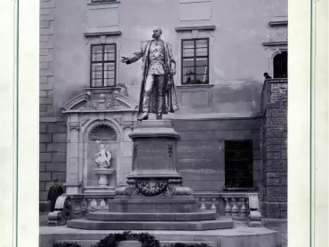 Pomník císaře Františka Josefa I. v Olomouci. Kolem roku 1900. Foto Adalbert Panek. Státní okresní archiv v Olomouci, Archiv města Olomouce, fond M 8-34 Sbírka obrazového a fotografického materiálu Olomouc, inv. č. 1340.