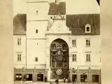 Fotografie orloje pořízená olomouckým ateliérem Pichler a spol. v roce 1863, povinný exemplář pro magistrát města Olomouce s datem 15. 10. 1863. Státní archiv v Olomouci, Archiv města Olomouce, fond M-8-34 Sbírka obrazového materiálu a fotografií Olomouc, inv. č. 1236.