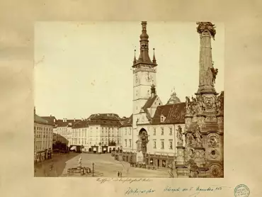 Radnice a Trojiční sloup, fotografie pořízená olomouckým ateliérem Pichler a spol. v roce 1863, povinný exemplář pro magistrát města Olomouce s datem 8. 11. 1863. Státní archiv v Olomouci, Archiv města Olomouce, fond M-8-34 Sbírka obrazového materiálu a fotografií Olomouc, inv. č. 1238.