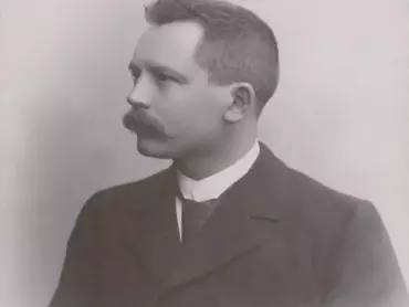 Heinrich Korfhage (1825–1906), hodinář a mechanik z Bueru u Osnabrücku, majitel firmy Ed. Korfhage & Söhne (existující dodnes), jež v roce 1898 zhotovila pro olomoucký orloj hodinový mechanismus s elektrickým natahováním. Foto Sigmunda Wasservogela z roku 1898. Státní archiv v Olomouci, Archiv města Olomouce, fond M-8-34 Sbírka obrazového materiálu a fotografií Olomouc, inv. č. 1643.