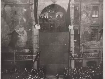 Slavnost odhalení renovovaného orloje dne 22. května 1898. Státní archiv v Olomouci, Archiv města Olomouce, fond M-8-34 Sbírka obrazového materiálu a fotografií Olomouc, inv. č. 843.