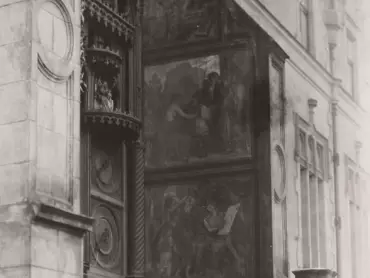 Fresky Jano Kohlera st. na bocích niky olomouckého orloje. Nedatovaná fotografie, po roce 1926. Státní archiv v Olomouci, Archiv města Olomouce, fond M-8-34 Sbírka obrazového materiálu a fotografií Olomouc, inv. č. 2873 a 2874.
