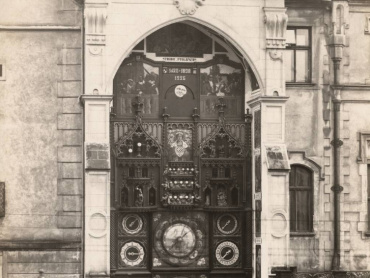 Olomoucký orloj v roce 1926 po dokončené opravě. Státní archiv v Olomouci, Archiv města Olomouce, fond M-8-34 Sbírka obrazového materiálu a fotografií Olomouc, inv. č. 682.