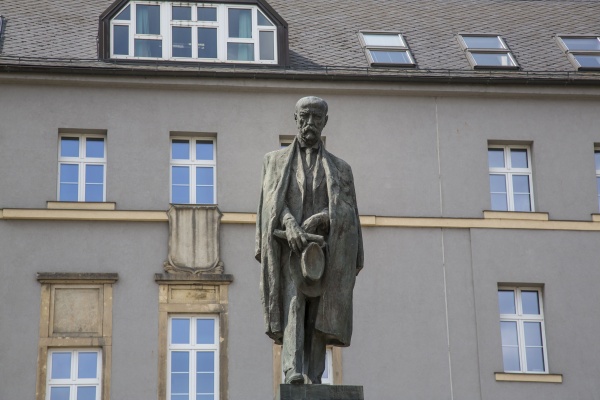Pomník prezidenta Tomáše G. Masaryka na Žižkově náměstí v Olomouci, dílo sochaře Vincence Makovského a architekta Jaroslava Fragnera  z let 1937–1948, kopie z roku 1992, současný stav. 
