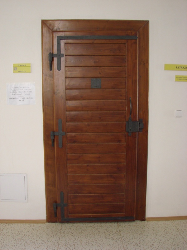 Zachované dveře cely bývalého vězeňského oddělení vojenské nemocnice na Hradisku u Olomouce. Vojenská nemocnice Olomouc, Sušilovo náměstí 5. Foto: Jiří Fiala