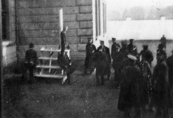Amatérský snímek popravy Martina Leciána 6. října 1927 v olomoucké vojenské věznici. Soukromá sbírka.