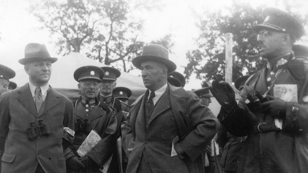 Prezident Edvard Beneš (uprostřed) s generálem Vojtěchem Borisem Lužou (vpravo) během vojenských manévrů ve dnech 24. – 25. srpna 1937. | Foto: ČTK