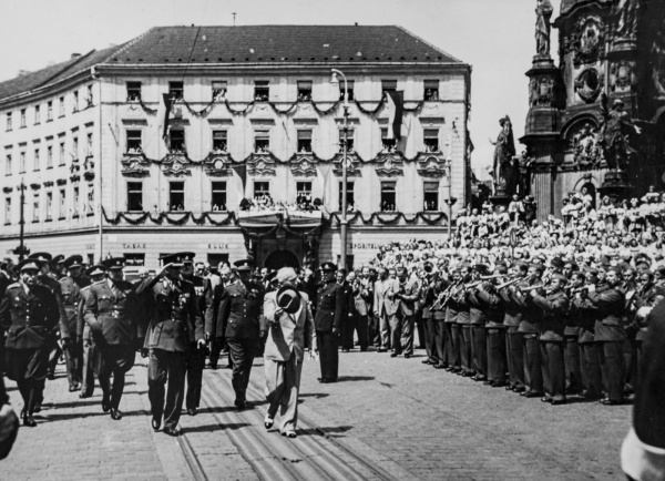 Prezident Edvard Beneš zdraví 14. července 1946 na Masarykově (nyní Horním) náměstí občany města Olomouce. Magistrát města Olomouce. 