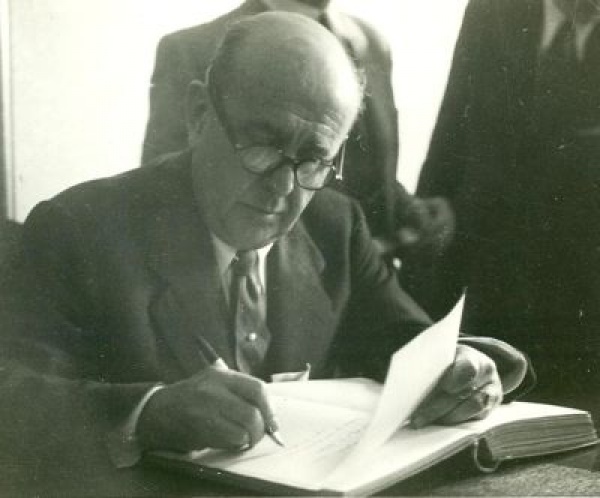 Ministr zahraničních věcí ČSR Jan Masaryk se dne 25. května 1947 zapisuje do Pamětní knihy městyse Kopřivnice. Zdroj: http://www.koprivnice.cz/index.php?id=koprivnicke-noviny-koprivnice&tema=pred-sedesati-lety-ziskal-jan-masaryk-cestne-obcanstvi-mestyse-koprivnice&clanek=4787