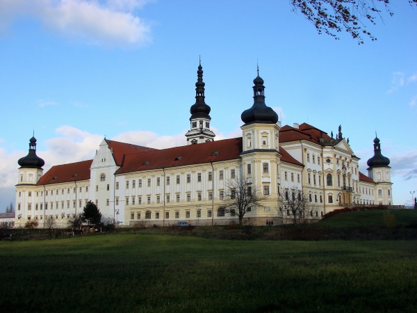 Bývalý premonstrátský klášter Hradisko u Olomouce, nyní sídlo Vojenské nemocnice Olomouc. Foto Jiří Fiala.