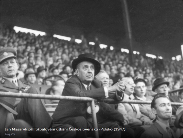 Ministr zahraničí vlády první premiéra Klementa Gottwalda Jan Masaryk při fotbalovém utkání Československo–Polsko v roce 1947.