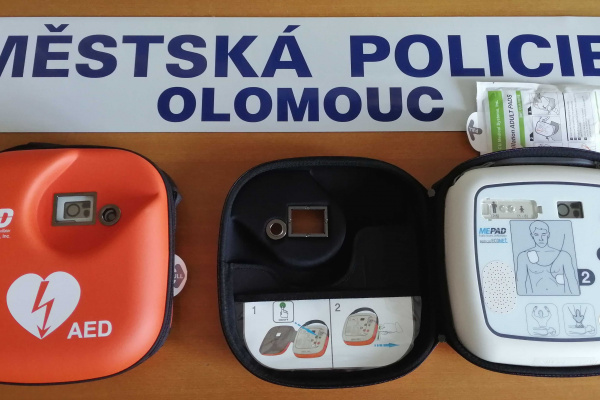 Defibrilátory do služebních vozidel Městské policie Olomouc | © Městská policie Olomouc